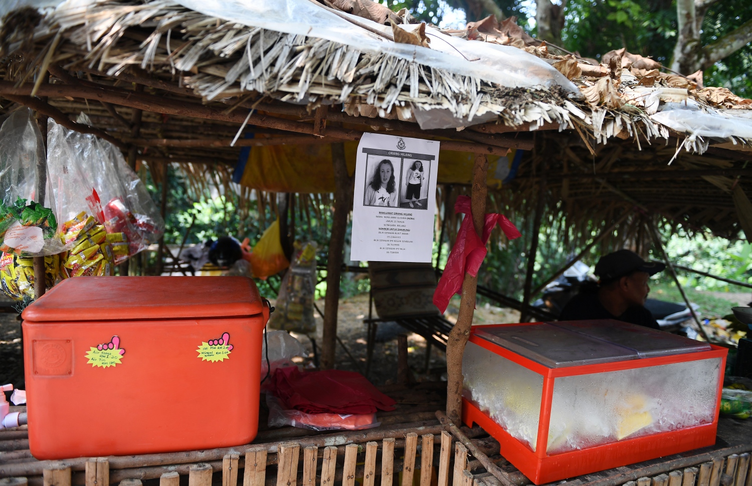 މެލޭޝިއާގެ ރިސޯޓަކުން ގެއްލުނު ޚާއްސަ އެހީ އަށް ބޭނުންވާ ނޯރާ ހޯދަން ޕޯސްޓަރު ހަރުކޮށްފައި. --ފޮޓޯ:އޭއެފްޕީ