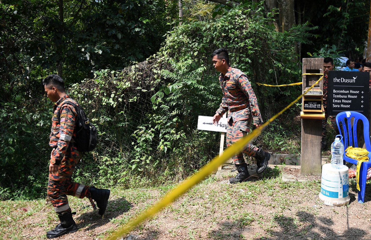 މެލޭޝިއާގެ ރިސޯޓަކުން ގެއްލުނު ޚާއްސަ އެހީ އަށް ބޭނުންވާ ނޯރާ ހޯދުމުގައި ރެސްކިއު ޓީމުގެ މެންބަރުން ހަރަކާތްތެރި ވަނީ. --ފޮޓޯ:އޭއެފްޕީ