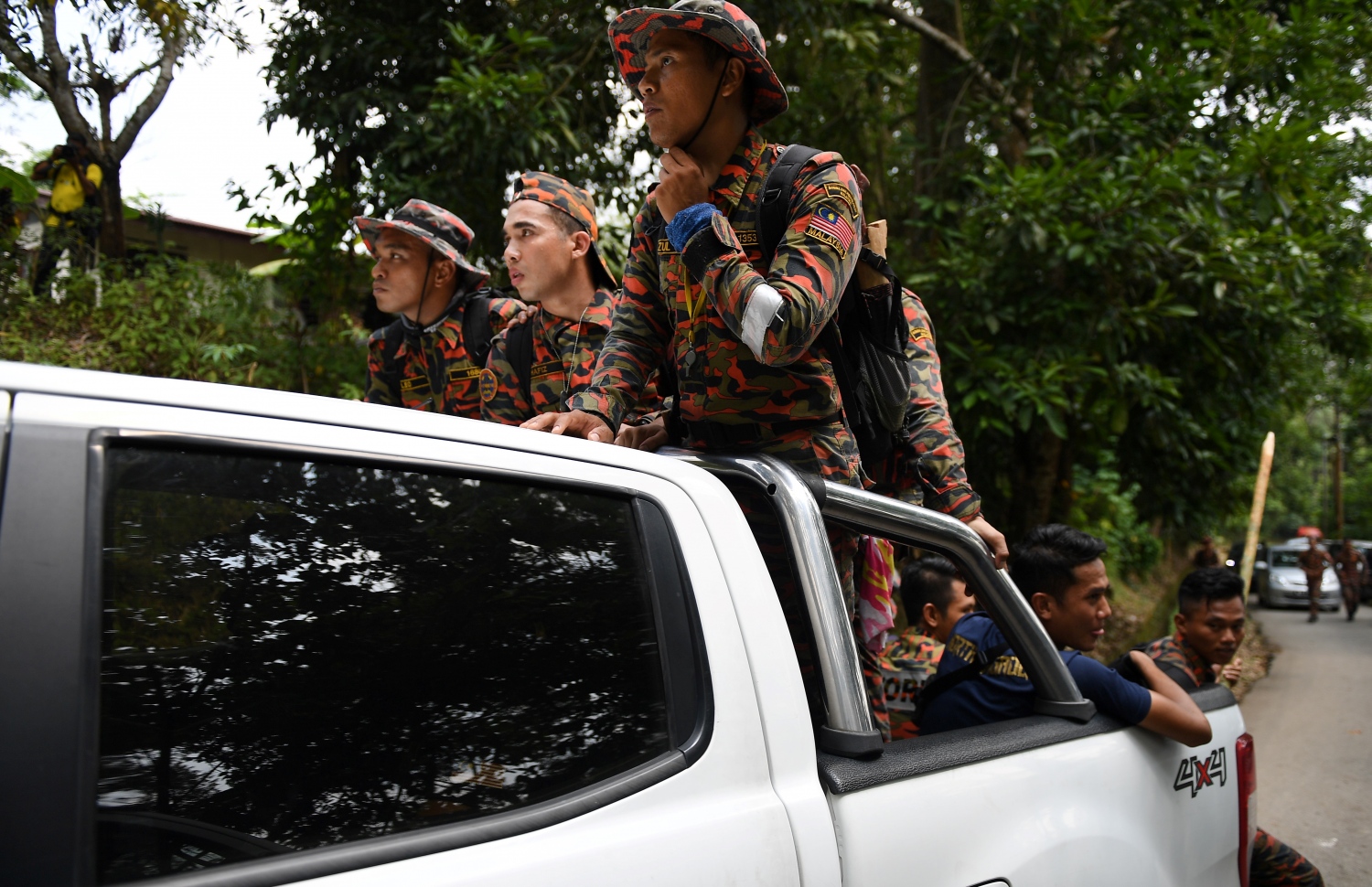 މެލޭޝިއާގެ ރިސޯޓަކުން ގެއްލުނު ޚާއްސަ އެހީ އަށް ބޭނުންވާ ނޯރާ ހޯދުމުގައި ރެސްކިއު ޓީމުގެ މެންބަރުން ހަރަކާތްތެރި ވަނީ. --ފޮޓޯ:އޭއެފްޕީ