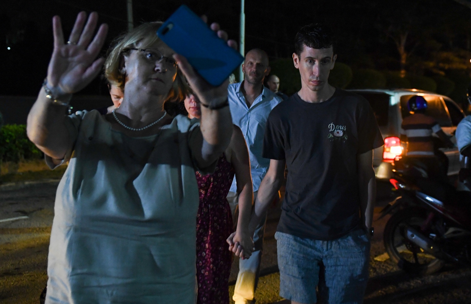 މެލޭޝިއާގެ ރިސޯޓަކުން ގެއްލުނު ޚާއްސަ އެހީ އަށް ބޭނުންވާ ނޯރާ ފެނުމާ އެކު އާއިލާގެ މެންބަރުން ހޮސްޕިޓަލަށް ދަނީ. --ފޮޓޯ:އޭއެފްޕީ