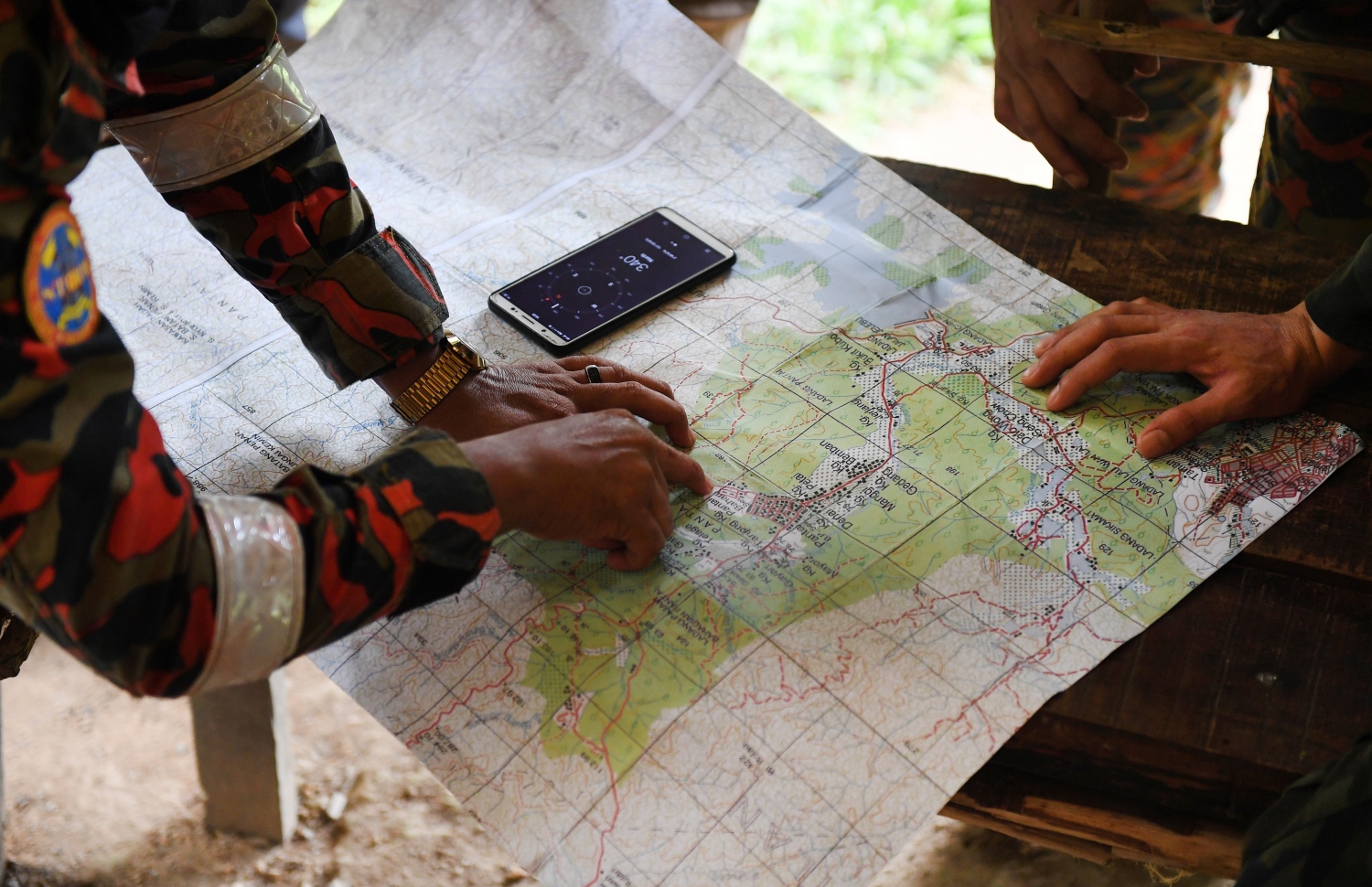 މެލޭޝިއާގެ ރިސޯޓަކުން ގެއްލުނު ޚާއްސަ އެހީ އަށް ބޭނުންވާ ނޯރާ ހޯދުމުގައި ރެސްކިއު ޓީމުން ޗާޓެއް ބަލަނީ. --ފޮޓޯ:އޭއެފްޕީ