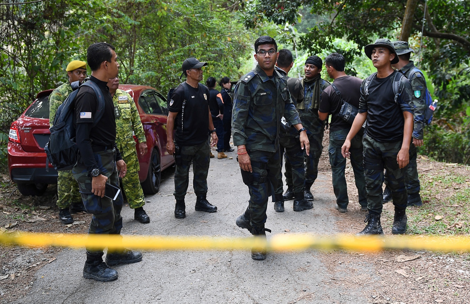 މެލޭޝިއާގެ ރިސޯޓަކުން ގެއްލުނު ޚާއްސަ އެހީ އަށް ބޭނުންވާ ނޯރާ ހޯދުމުގައި ރެސްކިއު ޓީމުގެ މެންބަރުން ހަރަކާތްތެރި ވަނީ. --ފޮޓޯ:އޭއެފްޕީ