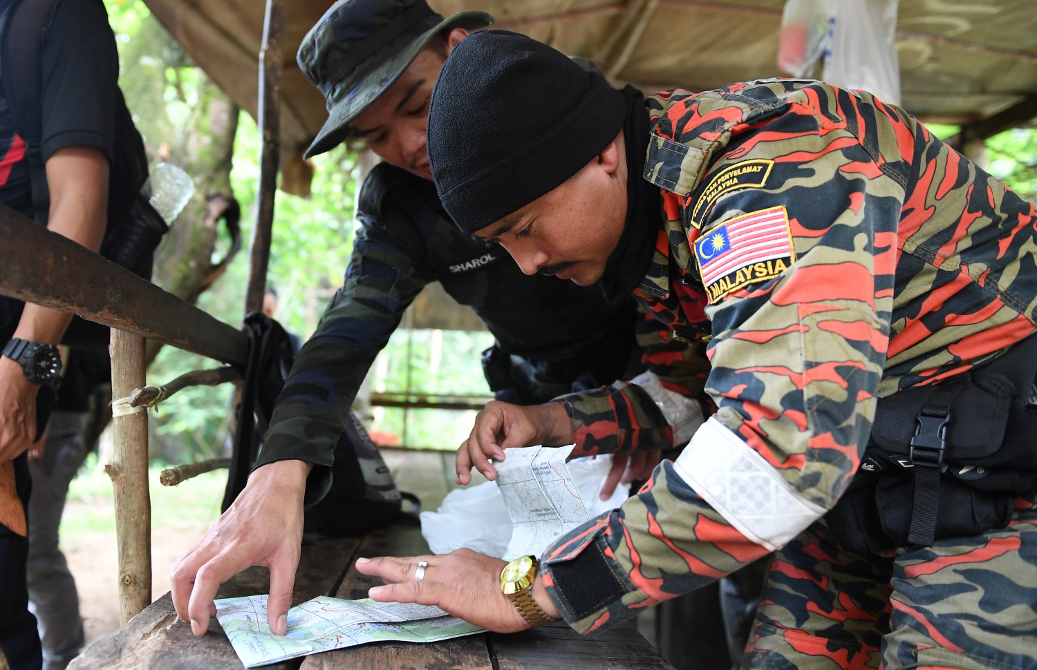 މެލޭޝިއާގެ ރިސޯޓަކުން ގެއްލުނު ޚާއްސަ އެހީ އަށް ބޭނުންވާ ނޯރާ ހޯދުމުގައި ހަރަކާތްތެރިވާ ރެސްކިއު ޓީމުން ޗާޓެއް ބަލަނީ. --ފޮޓޯ:އޭއެފްޕީ