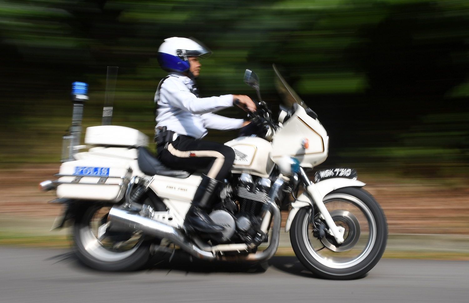 ގެއްލުނު ނޯރާ ފެނުމާ އެކު ޕޮލިހަކު ސައިކަލެއްގައި ޑުސުން ރިސޯޓަށް ދަތުރު ކުރަނީ. --ފޮޓޯ:އޭއެފްޕީ