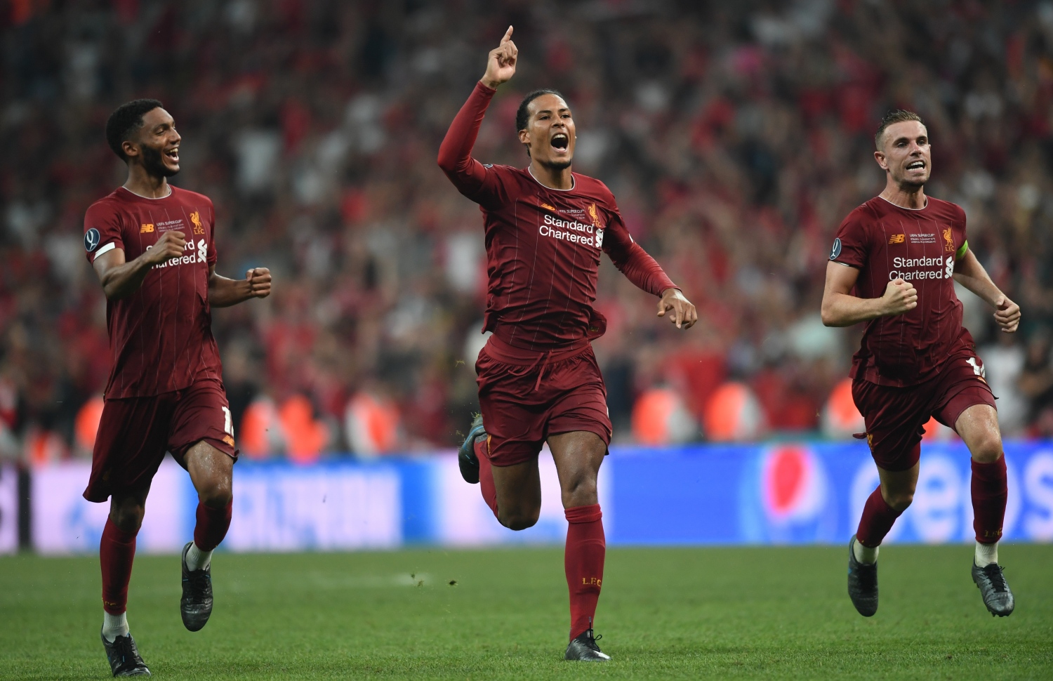 ލިވަޕޫލުގެ ކެޕްޓަން ޖޯޑަން ހެންޑަސަން (ކ) އާއި ވާޖިލް ވެން ޑައިކް (މ) އަދި ޖޯ ގޯމޭޒް އުފާފާޅުކުރަނީ. --ފޮޓޯ: އޭއެފްޕީ