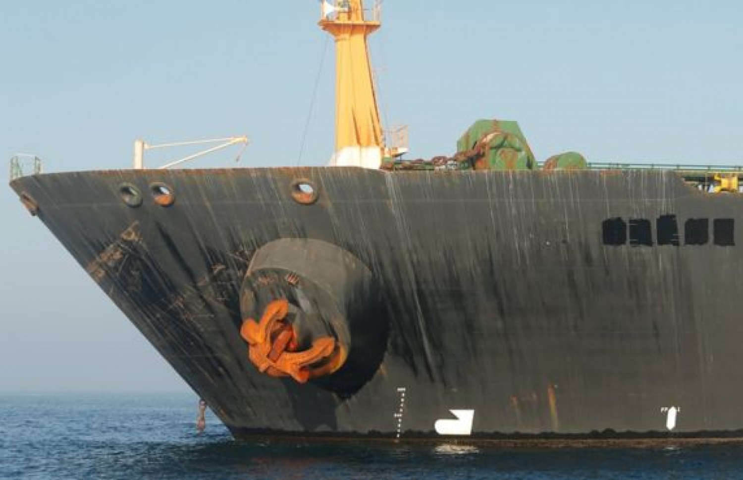 އީރާނުގެ ތެޔޮ ހުރި ސުޕަޓޭންކަރު ޖިބްރޯލްޓާ ކަނޑުއޮޅީގައި އެންކާކޮށްފައި. --ފޮޓޯ؛ރޮއިޓާސް