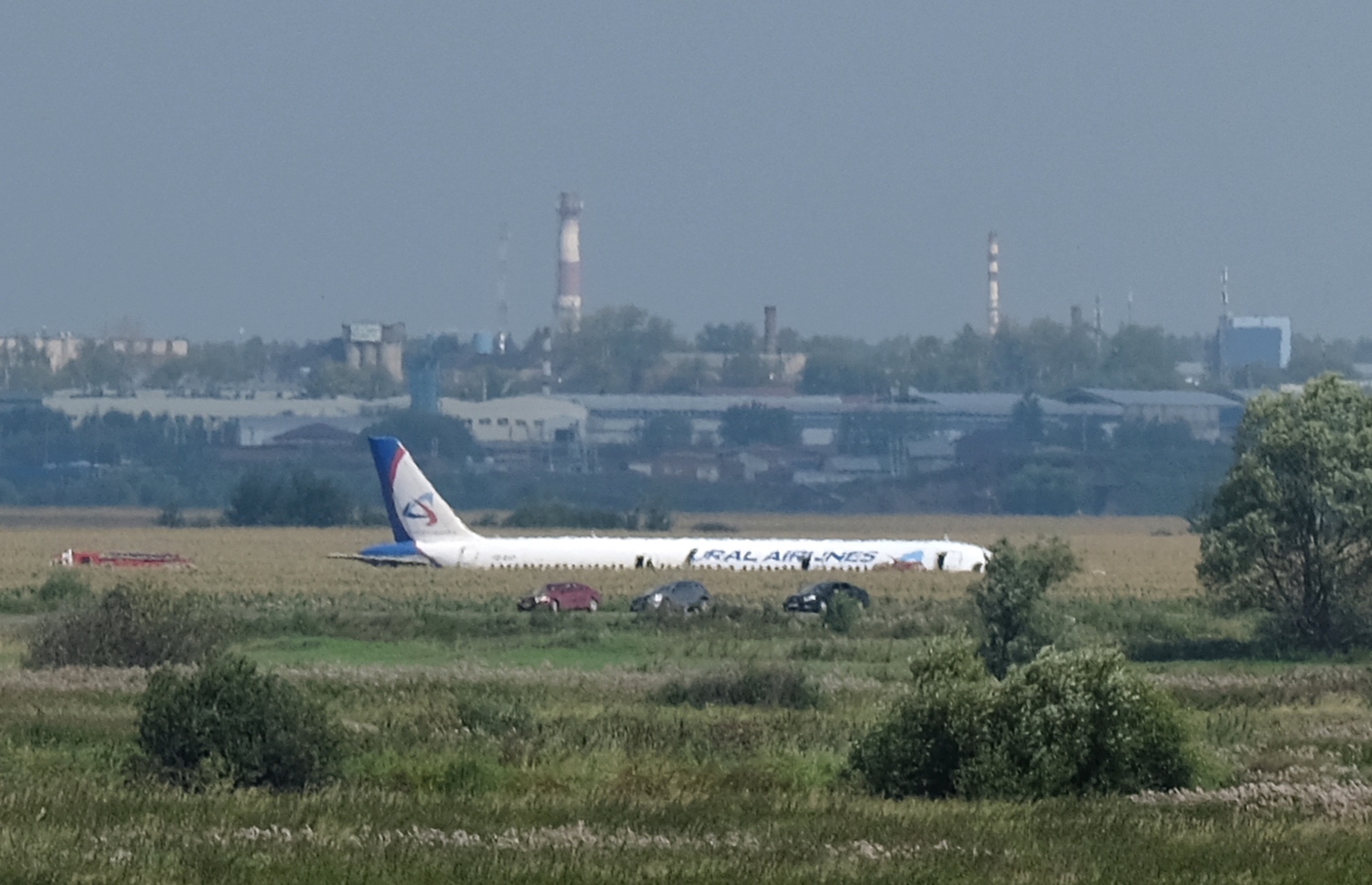 ރަޝިޔާގެ ޔުރަލް އެއާލައިންސްގެ އޭ321 ގެ ބޯޓު ޒުވާރި ދަނޑަށް ޖައްސާފައި: އިންޖީނުގައި ދޫނިތަކެއް ޖެހުމުން އިމަޖެންސީގައި ބޯޓު ޖެއްސި ހާދިސާގައި އެއްވެސް މީހަކަށް ސީރިއަސް ގެއްލުމެއް ލިބިފައެއް ނުވޭ. --ފޮޓޯ:އޭއެފްޕީ