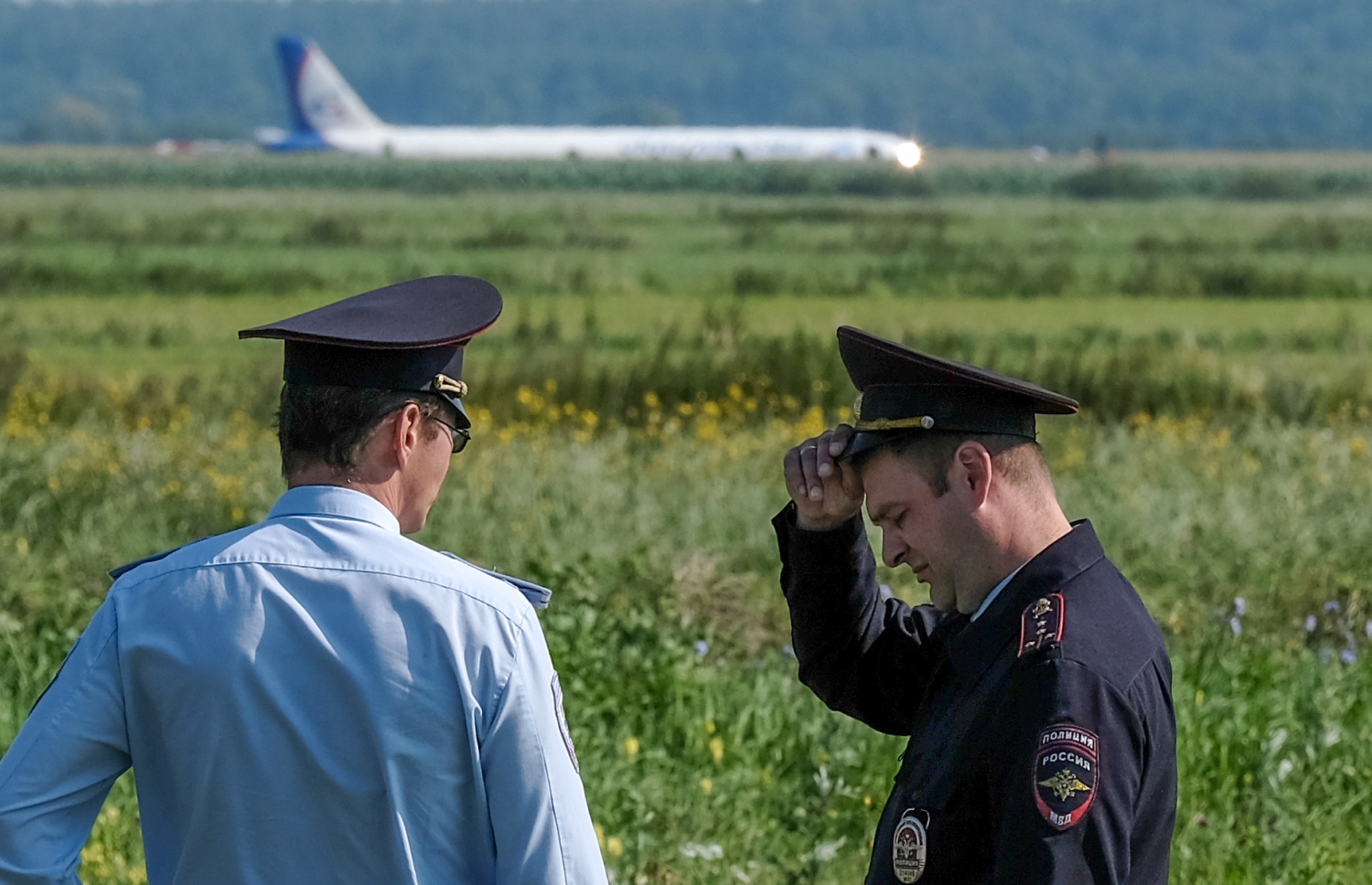 ރަޝިޔާގެ ޔުރަލް އެއާލައިންސްގެ އޭ321 ގެ ބޯޓު ޒުވާރި ދަނޑަށް ޖެއްސި ސަރަހައްދުގައި ފުލުހުންގެ ދެ އޮފިސަރުން: އިންޖީނުގައި ދޫނިތަކެއް ޖެހުމުން އިމަޖެންސީގައި ބޯޓު ޖެއްސި ހާދިސާގައި އެއްވެސް މީހަކަށް ސީރިއަސް ގެއްލުމެއް ލިބިފައެއް ނުވޭ. --ފޮޓޯ:އޭއެފްޕީ