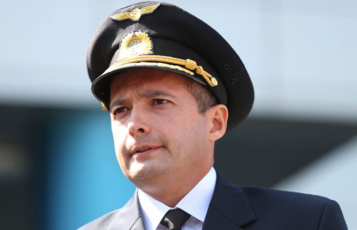 ޒުވާރި ދަނޑަށް ޖެއްސި ބޯޓުގެ ޕައިލެޓް ޔުސުޕޯފް: އޭނާ އަށް ދަނީ ތައުރީފް ކުރަމުން. --ފޮޓޯ:ގެޓީ އިމޭޖަސް