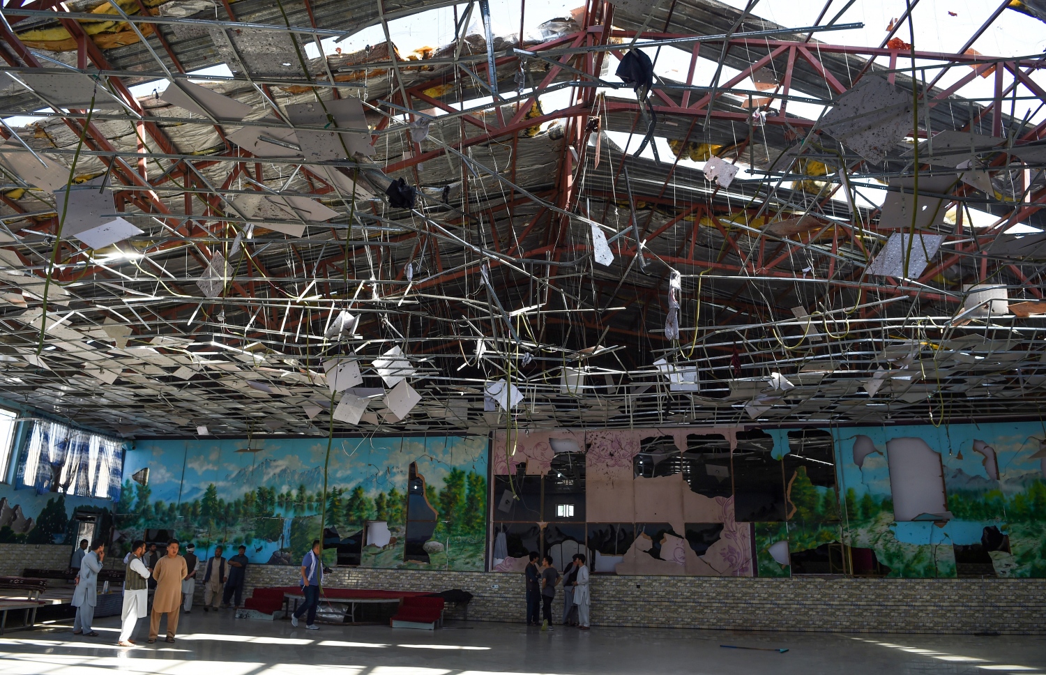 ކާބުލްގައި މިއަދު ބޮން ގޮއްވާލުމުން ވެޑިން ހޯލުގެ ފުރާޅު ހަލާކުވެފައި. --ފޮޓޯ:އޭއެފްޕީ