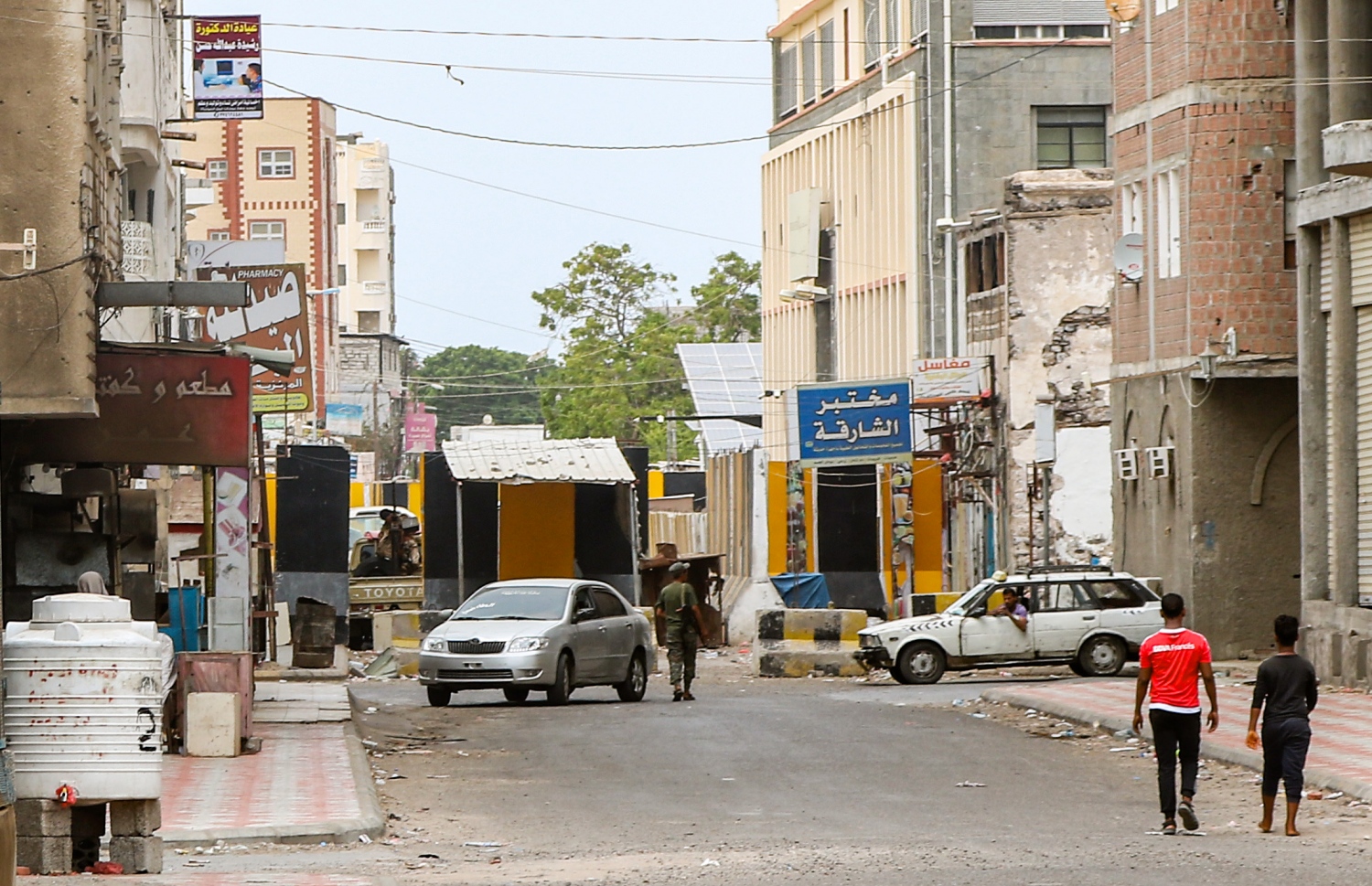 ޔަމަނުގެ ވެރިރަށް ސަންއާގައި ސަރުކާރު ސިފައިން ކޮންޓްރޯލް ކުރާ ޗެކް ޕޮއިންޓެއް. --ފޮޓޯ:އޭއެފްޕީ