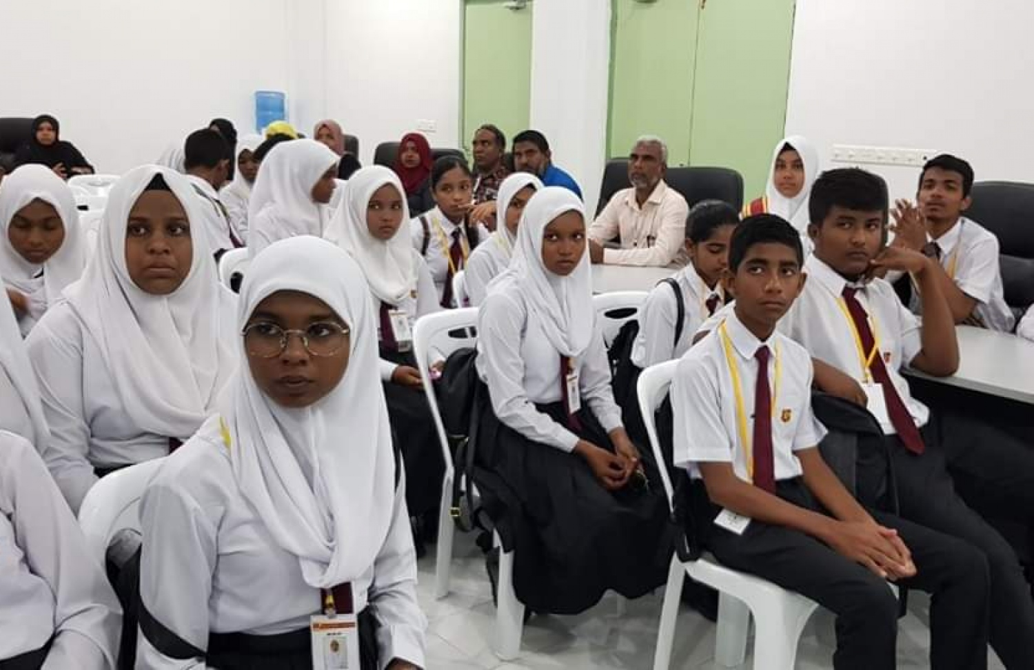 ހަމަދު ސްކޫލުގެ ދަރިވަރުން އައްޑޫ ހައި ސްކޫލުގައި: - ފޮޓޯ: އައްޑޫ ހައި ސްކޫލް ފޭސްބުކް ޕޭޖް