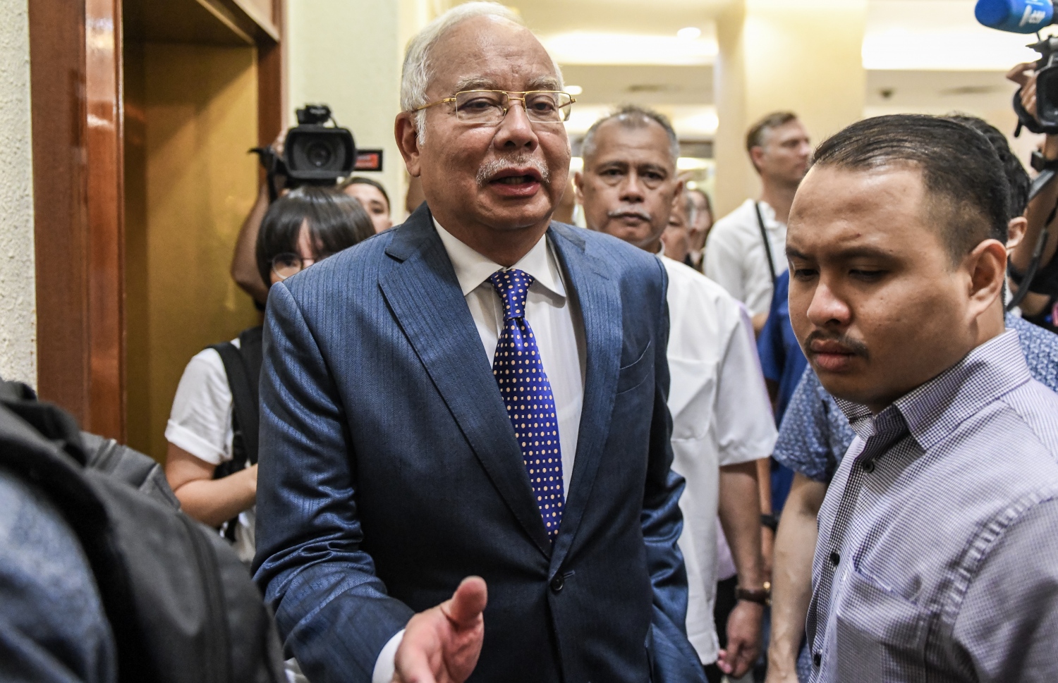 ކޮރަޕްޝަނުގެ ޝަރީއަތަށް ކުއާލަ ލަމްޕޫރުގެ ހައި ކޯޓަށް ކުރީގެ ބޮޑު ވަޒީރު ނަޖީބު ރައްޒާގު މިއަދު ވަޑައިގަންނަވަނީ. --ފޮޓޯ:އޭއެފްޕީ