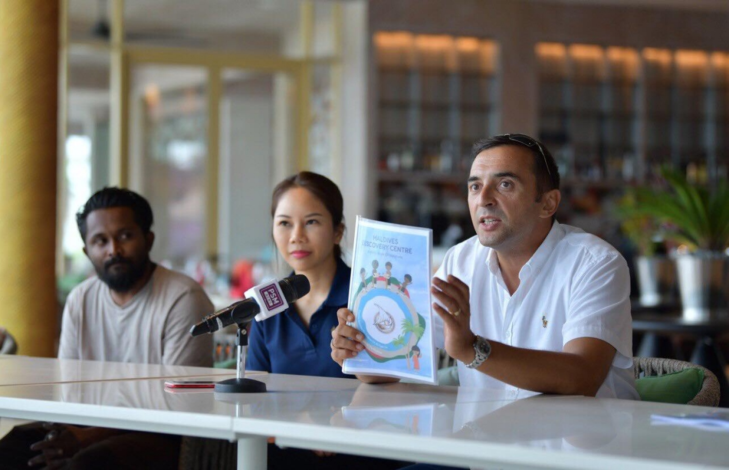 ކްރޮސްރޯޑްސްގައި ހިންގާ ހާޑް ރޮކް ރިސޯޓުގެ މެނޭޖާ ޓޮލްގާ އުނާން---ފޮޓޯ:ހުސައިން ވަހީދު/މިހާރު