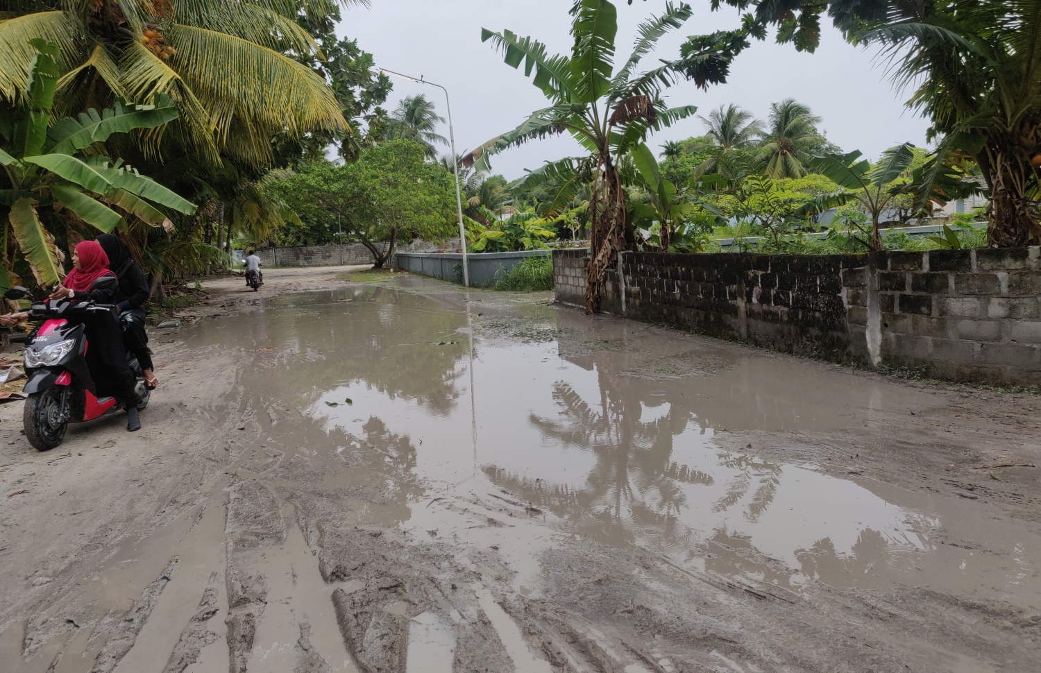 ވާރޭވެހުމުގެ ސަބަބުން ފުވައްމުލަކުގެ މަގެއްގައި ފެންބޮޑުވެފައި