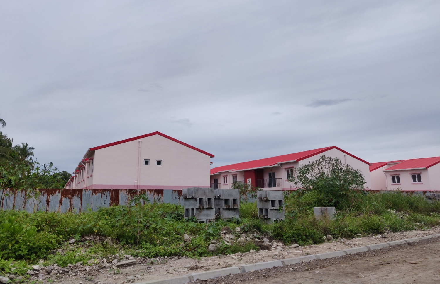 ފުވައްމުލަކުގައި ކުރީގެ ސަރުކާރުން އަޅާފައިވާ ހައުސިން ޔުނިޓުތަކެއް.-- ފޮޓޯ: އާސިމް ނިޒާރު/ މިހާރު