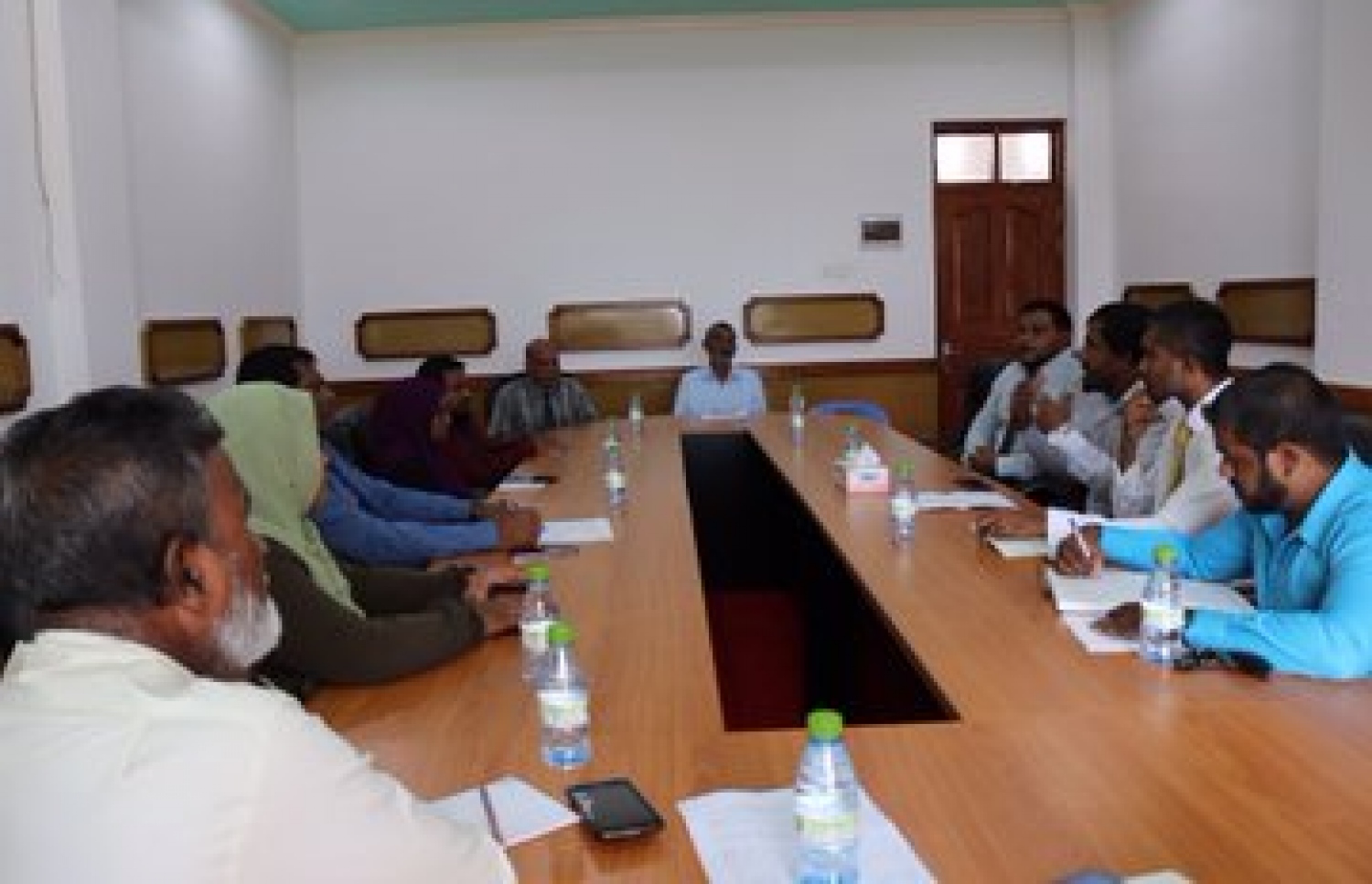 އުސޫލް އެކުލަވާލުމުގެ ކުރިން ހައުސިން މިނިސްޓްރީން ކައުންސިލާ މަޝްވަރާ ކުރަނީ.