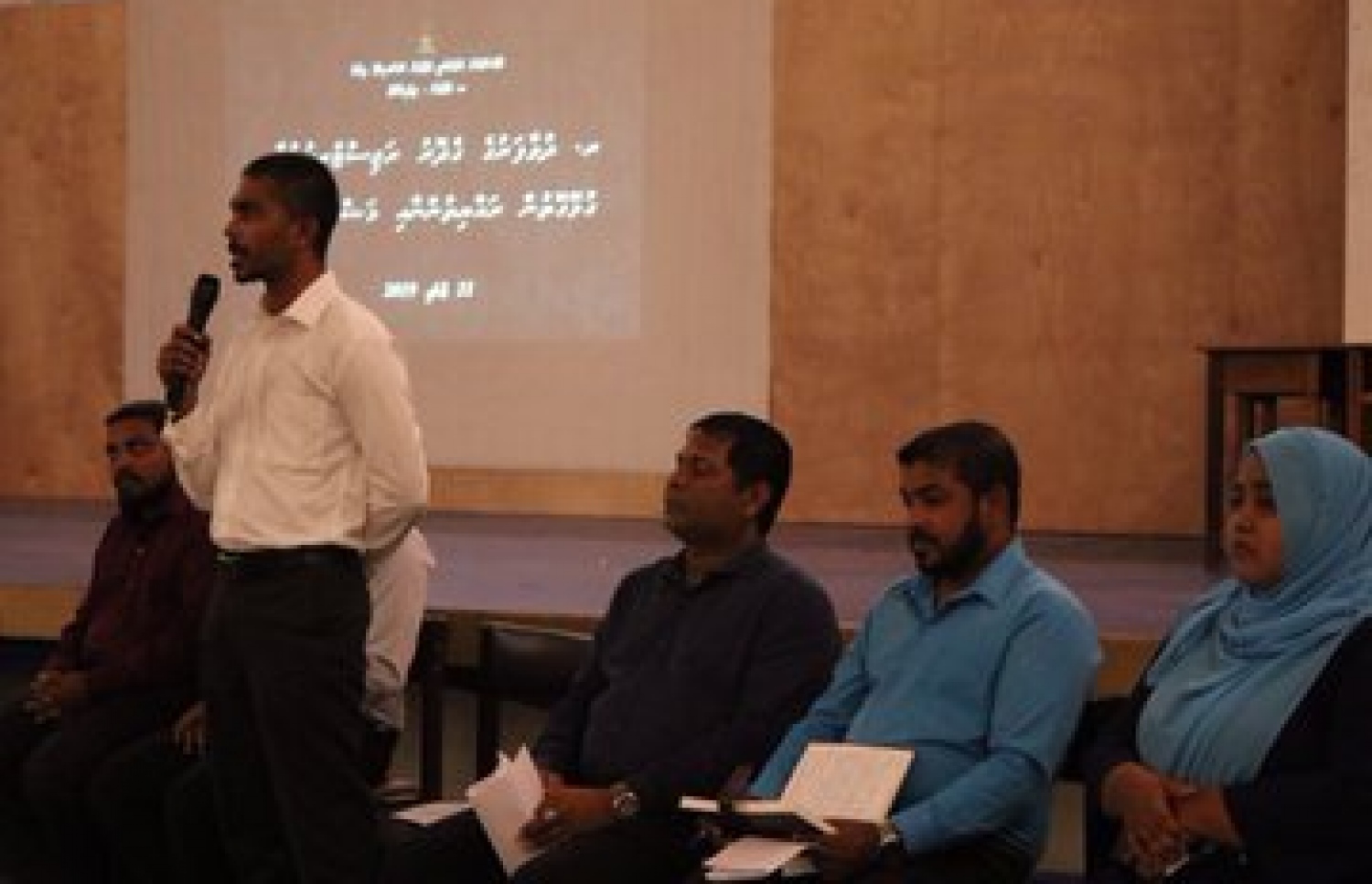 އުސޫލާ ގުޅޭ ގޮތުން ހިޔާލު ހޯދަނީ. --ފޮޓޯ/ހައުސިން މިނިސްޓްރީ