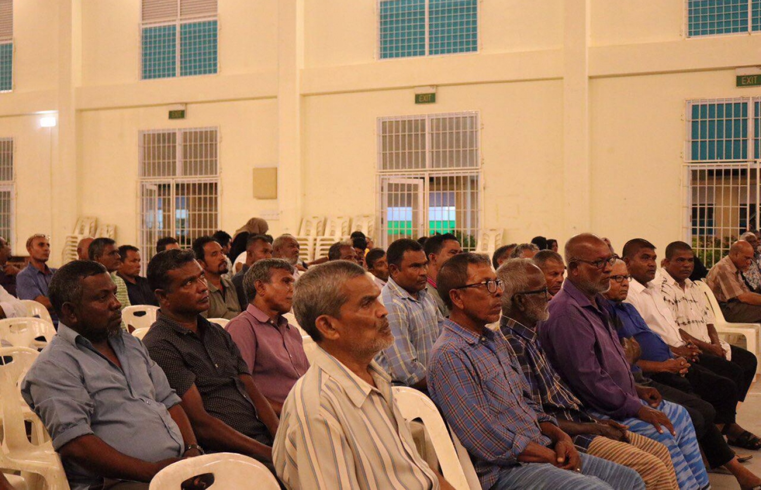 ދުވާފަރުގައި ދިރިއުޅޭ ކަނދޮޅުދޫގެ ބައެއް މީހުން: އެ މީހުން އަދިވެސް ތިބީ ފަޅުރަށެއްގެ ގޮތުގައި މިހާރު ހަމަޖައްސާފައިވާ ކަނދޮޅުދޫ ރަށްވެހިންގެ ގޮތުގައި.