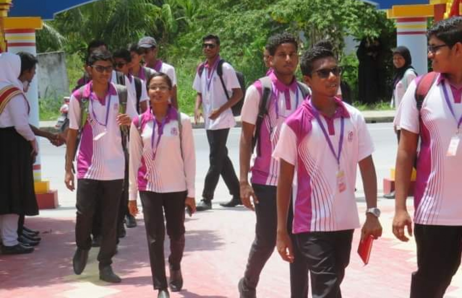 ހަމަދު ސްކޫލަށް ޒިޔާރަތްކުރި އައްޑޫ ހައި ސްކޫލުގެ ދަރިވަރުންތަކެއް.-- ފޮޓޯ: ހަމަދު ސްކޫލު