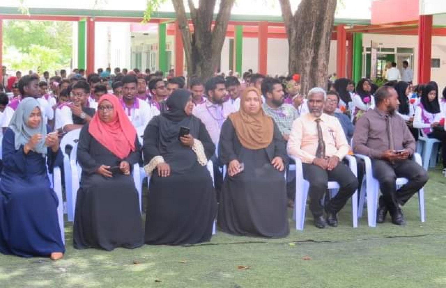 ހަމަދު ސްކޫލަށް ޒިޔާރަތްކުރި އައްޑޫ ހައި ސްކޫލުގެ ޓީޗަރުންތަކެއް.-- ފޮޓޯ: ހަމަދު ސްކޫލު