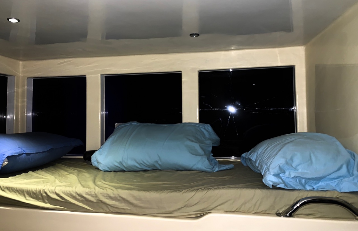 ސީސަން ދޯނީގައި ފަޅުވެރިން ނިދާ އެނދެއް.