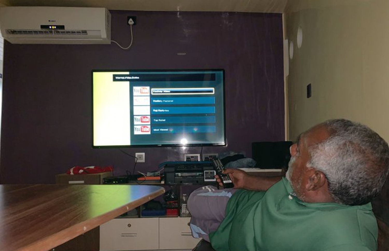 ސީސަން ދޯނީގައި ފަޅުވެރިއަކު ޓީވީ ބަލަނީ.