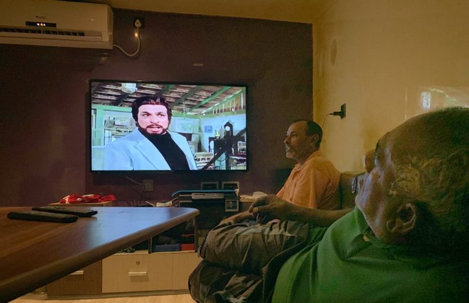 ސީސަން ދޯނީގެ ފަޅުވެރިންތަކެއް މަސައްކަތް ނިންމައި ފިލްމެއް ބަލާލަނީ. --ފޮޓޯ/މިހާރު