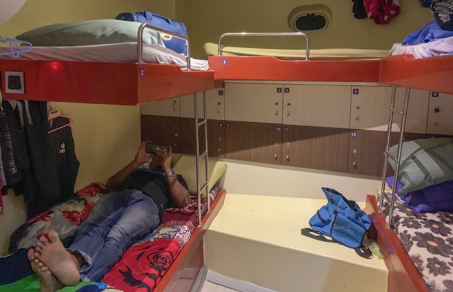 ސީސަން ދޯނީގައި މަސްވެރިން ނިދާ ކޮޓަރި.