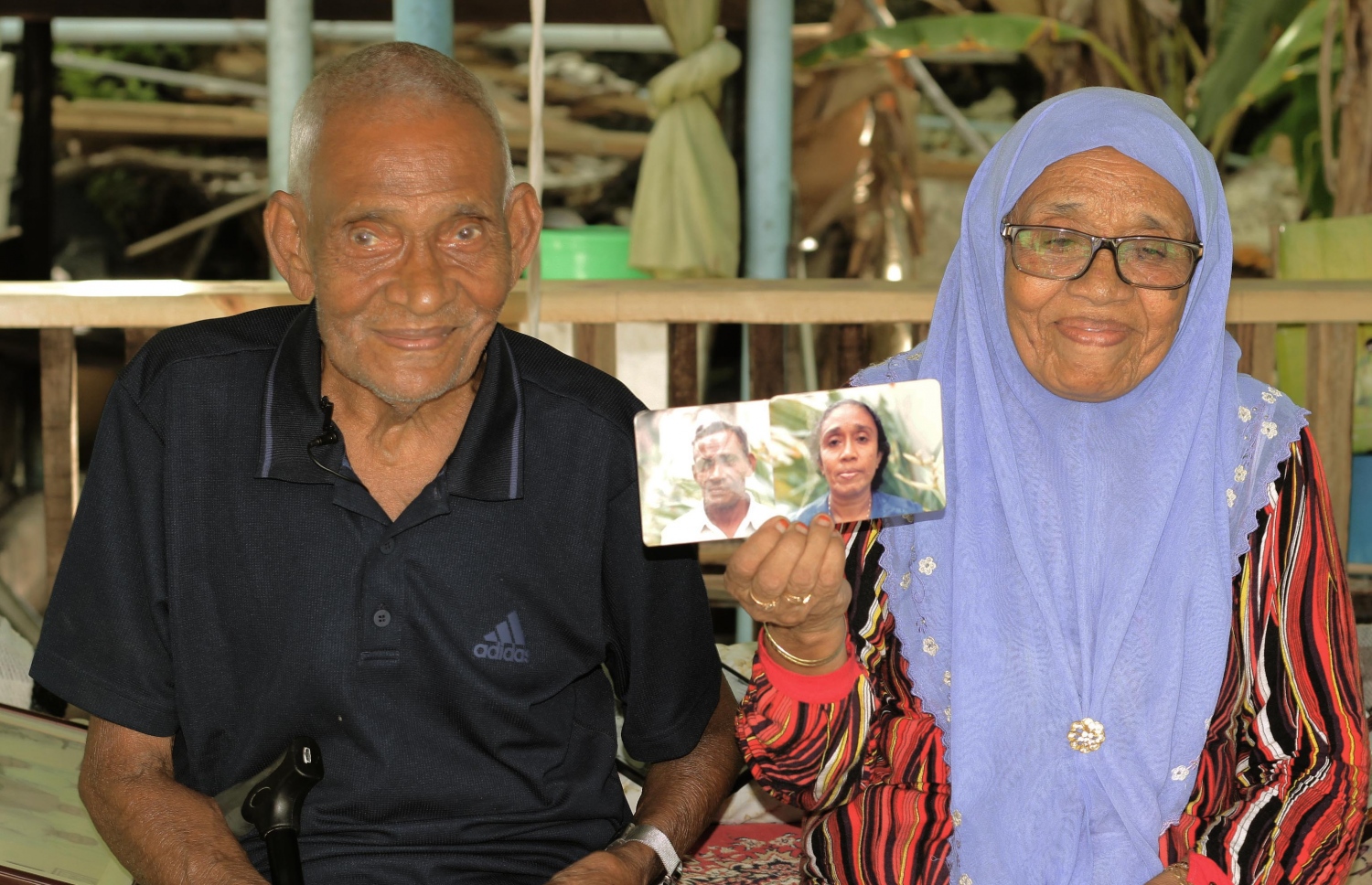 އަބްދުﷲ ރަފީގް އަނބިކަނބަލުންނާ އެކު.