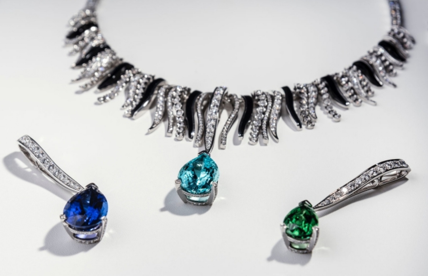 ހައި ޖްވެލަރީ ކަލެކްޝަންގެ ކަރުގަ އަޅާ ފަށް--