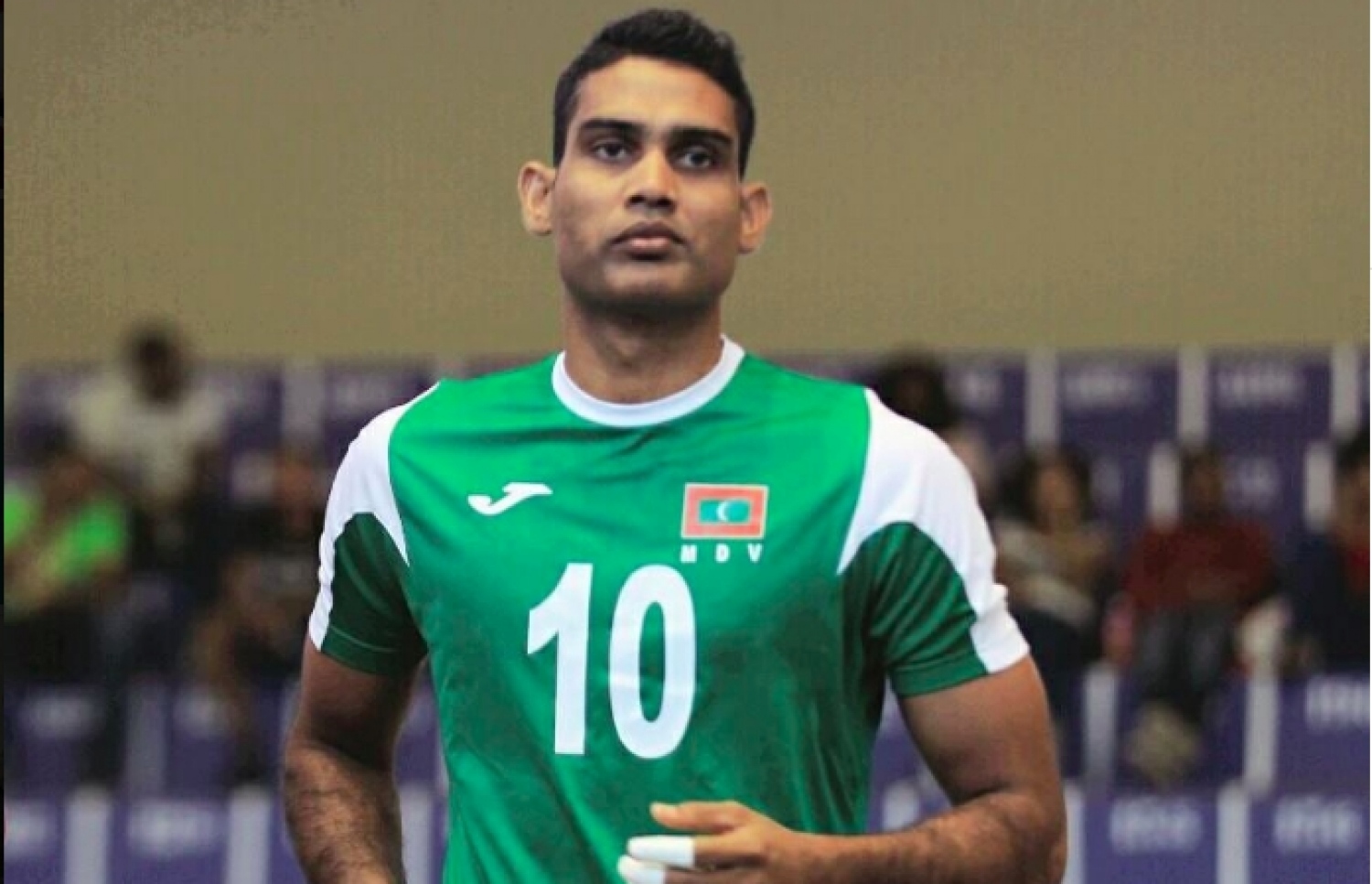 ގައުމީ ޓީމުގެ ކުރީގެ މެޗެއްގެ ތެރެއިން ލޯންގޭ.