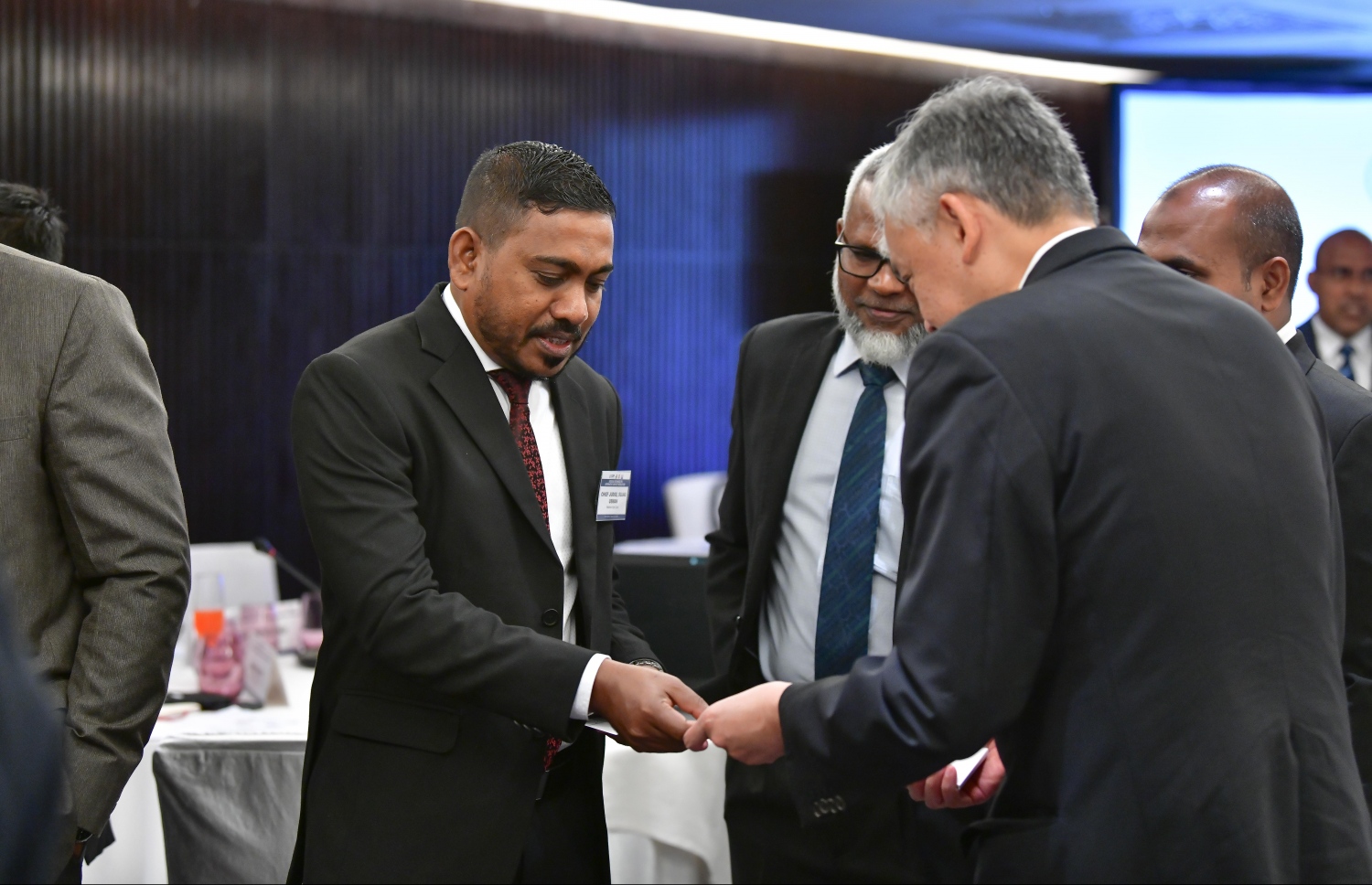 މާލެ: އޮގަސްޓް 24، 2019: ޖުޑީޝަލް އެކްސްޗޭންޖް އޮން އަލްޓަނޭޓިވް ޑިސްޕިއުޓް ރިޒޮލިއުޝަން ކޮންފަރެންސްގެ ނަމުގައި ބޭރުގެ ފަރާތްތަކުން ރާއްޖޭގައި ކުރިއަށް ގެންދާ ކޮންފަރެންސް ހުޅުވުމުގެ ރަސްމިއްޔާތުގައި ބައެއް ބޭފުޅުން ބައިވެރިޑައިގަންނަވަނީ.-- ފޮޓޯ: ނިޝާން އަލީ /މިހާރު