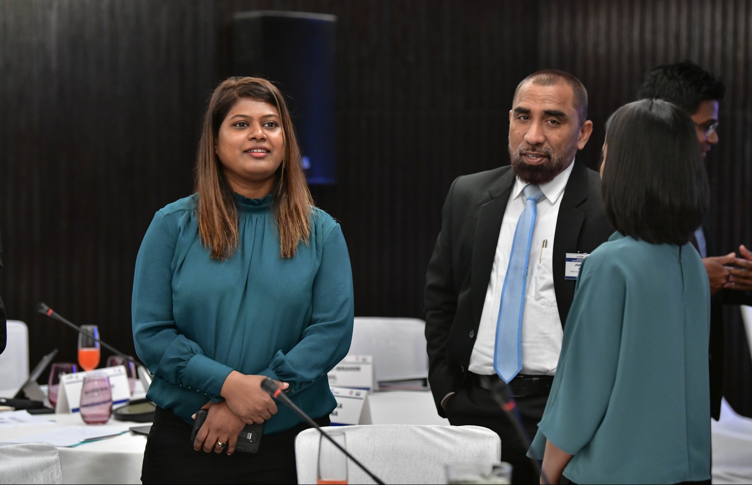 މާލެ: އޮގަސްޓް 24، 2019: ޖުޑީޝަލް އެކްސްޗޭންޖް އޮން އަލްޓަނޭޓިވް ޑިސްޕިއުޓް ރިޒޮލިއުޝަން ކޮންފަރެންސްގެ ނަމުގައި ބޭރުގެ ފަރާތްތަކުން ރާއްޖޭގައި ކުރިއަށް ގެންދާ ކޮންފަރެންސް ހުޅުވުމުގެ ރަސްމިއްޔާތުގައި ބައެއް ބޭފުޅުން ބައިވެރިޑައިގަންނަވަނީ.-- ފޮޓޯ: ނިޝާން އަލީ /މިހާރު
