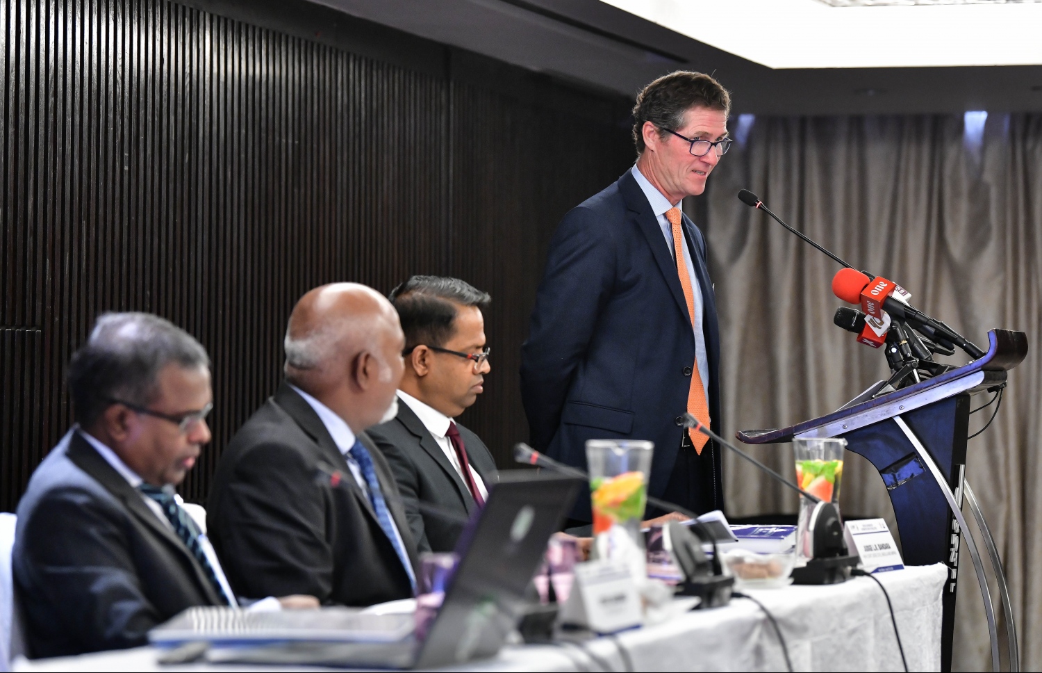 މާލެ: އޮގަސްޓް 24، 2019: ޖުޑީޝަލް އެކްސްޗޭންޖް އޮން އަލްޓަނޭޓިވް ޑިސްޕިއުޓް ރިޒޮލިއުޝަން ކޮންފަރެންސްގެ ނަމުގައި ބޭރުގެ ފަރާތްތަކުން ރާއްޖޭގައި ކުރިއަށް ގެންދާ ކޮންފަރެންސް ހުޅުވުމުގެ ރަސްމިއްޔާތުގައި ބައެއް ބޭފުޅުން ބައިވެރިޑައިގަންނަވަނީ.-- ފޮޓޯ: ނިޝާން އަލީ /މިހާރު