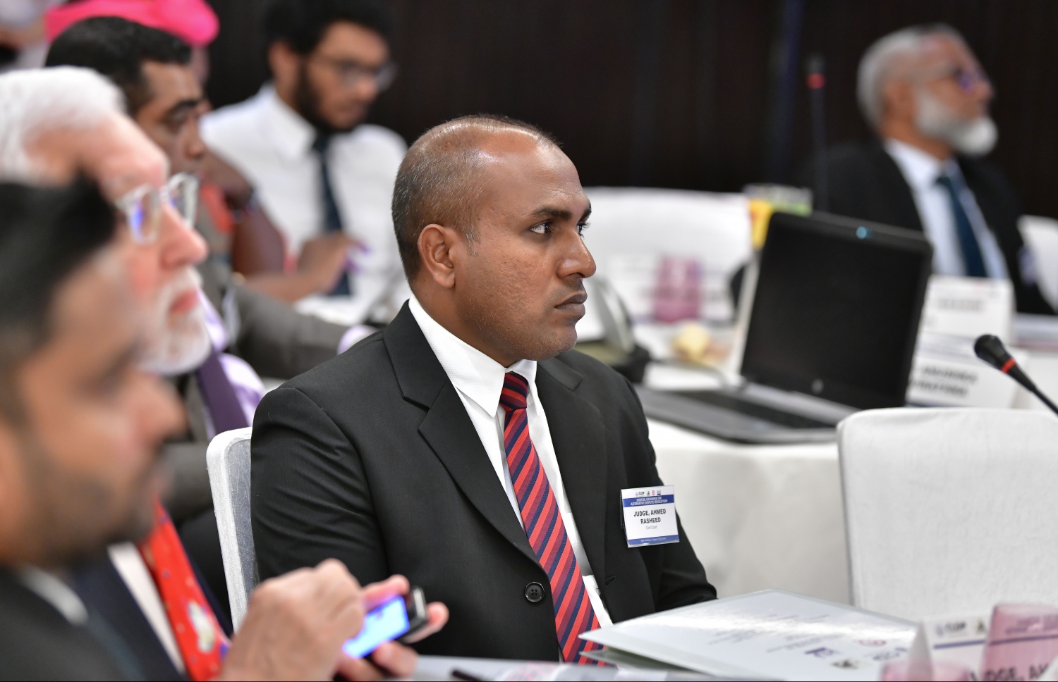 މާލެ: އޮގަސްޓް 24، 2019: ޖުޑީޝަލް އެކްސްޗޭންޖް އޮން އަލްޓަނޭޓިވް ޑިސްޕިއުޓް ރިޒޮލިއުޝަން ކޮންފަރެންސްގެ ނަމުގައި ބޭރުގެ ފަރާތްތަކުން ރާއްޖޭގައި ކުރިއަށް ގެންދާ ކޮންފަރެންސް ހުޅުވުމުގެ ރަސްމިއްޔާތުގައި ބައެއް ފަނޑިޔާރުން ބައިވެރިޑައިގަންނަވަނީ.-- ފޮޓޯ: ނިޝާން އަލީ /މިހާރު