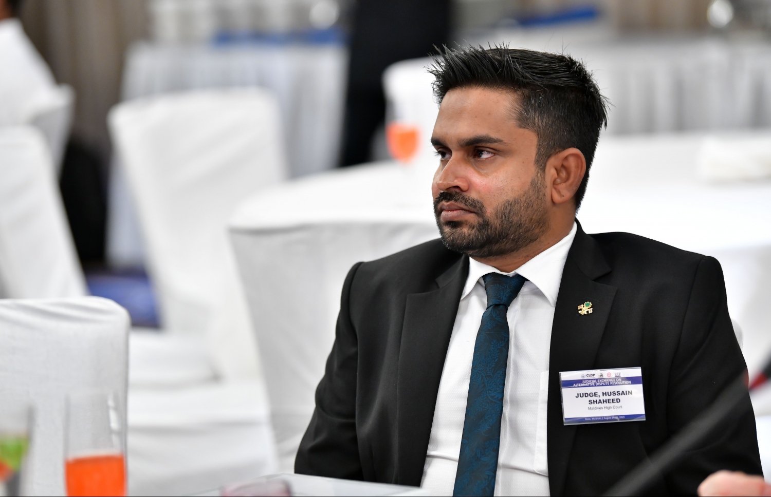 މާލެ: އޮގަސްޓް 24، 2019: ޖުޑީޝަލް އެކްސްޗޭންޖް އޮން އަލްޓަނޭޓިވް ޑިސްޕިއުޓް ރިޒޮލިއުޝަން ކޮންފަރެންސްގެ ނަމުގައި ބޭރުގެ ފަރާތްތަކުން ރާއްޖޭގައި ކުރިއަށް ގެންދާ ކޮންފަރެންސް ހުޅުވުމުގެ ރަސްމިއްޔާތުގައި ފަނޑިޔާރު ހަސަން ޝަހީދު ބައިވެރިޑައިގަންނަވަނީ.-- ފޮޓޯ: ނިޝާން އަލީ /މިހާރު