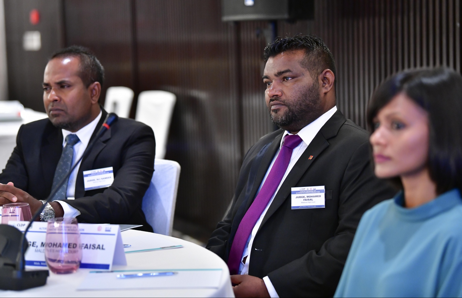 މާލެ: އޮގަސްޓް 24، 2019: ޖުޑީޝަލް އެކްސްޗޭންޖް އޮން އަލްޓަނޭޓިވް ޑިސްޕިއުޓް ރިޒޮލިއުޝަން ކޮންފަރެންސްގެ ނަމުގައި ބޭރުގެ ފަރާތްތަކުން ރާއްޖޭގައި ކުރިއަށް ގެންދާ ކޮންފަރެންސް ހުޅުވުމުގެ ރަސްމިއްޔާތުގައި ބައެއް ވަކީލުން ބައިވެރިޑައިގަންނަވަނީ.-- ފޮޓޯ: ނިޝާން އަލީ /މިހާރު