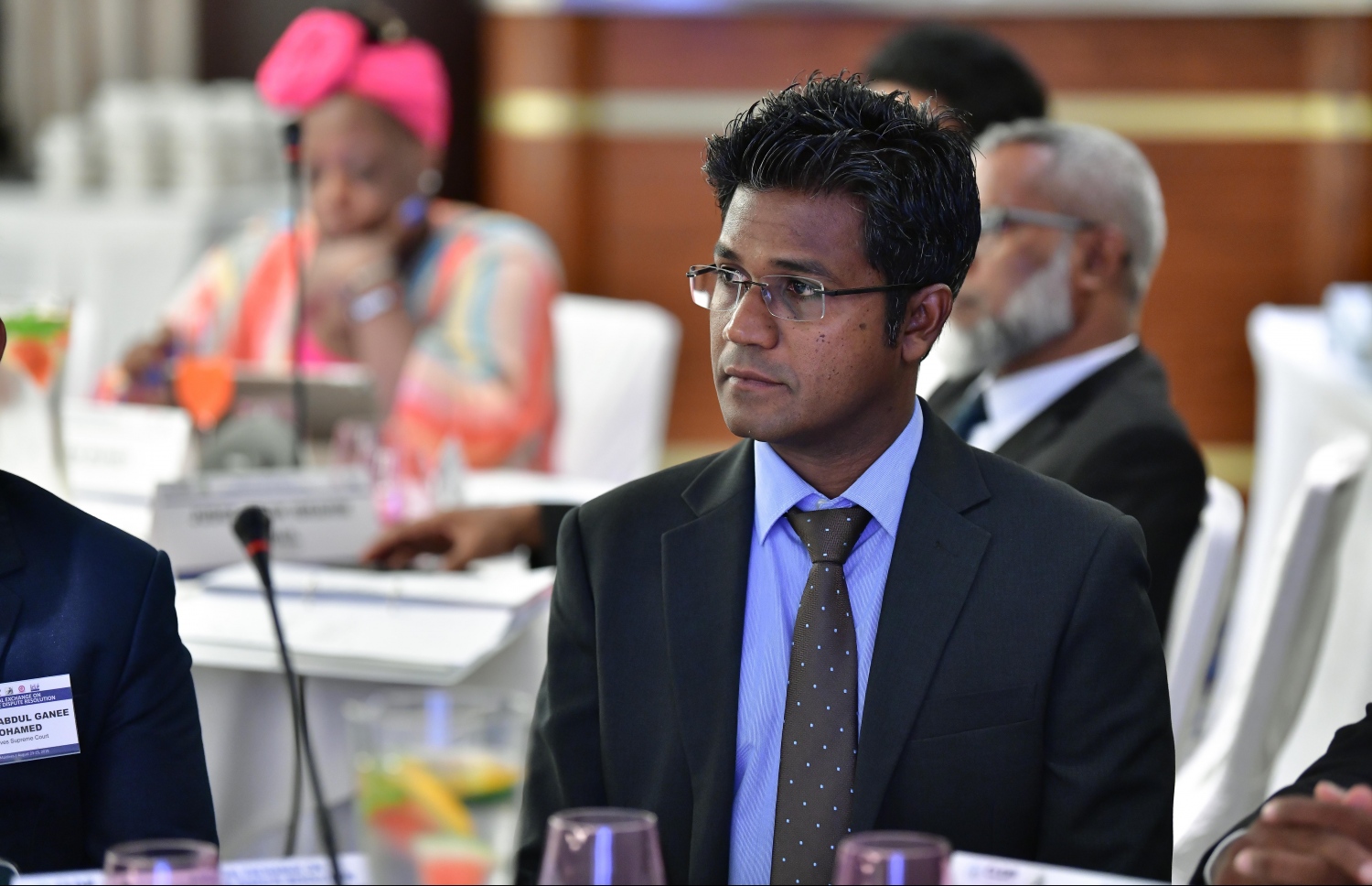 މާލެ: އޮގަސްޓް 24، 2019: ޖުޑީޝަލް އެކްސްޗޭންޖް އޮން އަލްޓަނޭޓިވް ޑިސްޕިއުޓް ރިޒޮލިއުޝަން ކޮންފަރެންސްގެ ނަމުގައި ބޭރުގެ ފަރާތްތަކުން ރާއްޖޭގައި ކުރިއަށް ގެންދާ ކޮންފަރެންސް ހުޅުވުމުގެ ރަސްމިއްޔާތުގައި ބައެއް ވަކީލުން ބައިވެރިޑައިގަންނަވަނީ.-- ފޮޓޯ: ނިޝާން އަލީ /މިހާރު