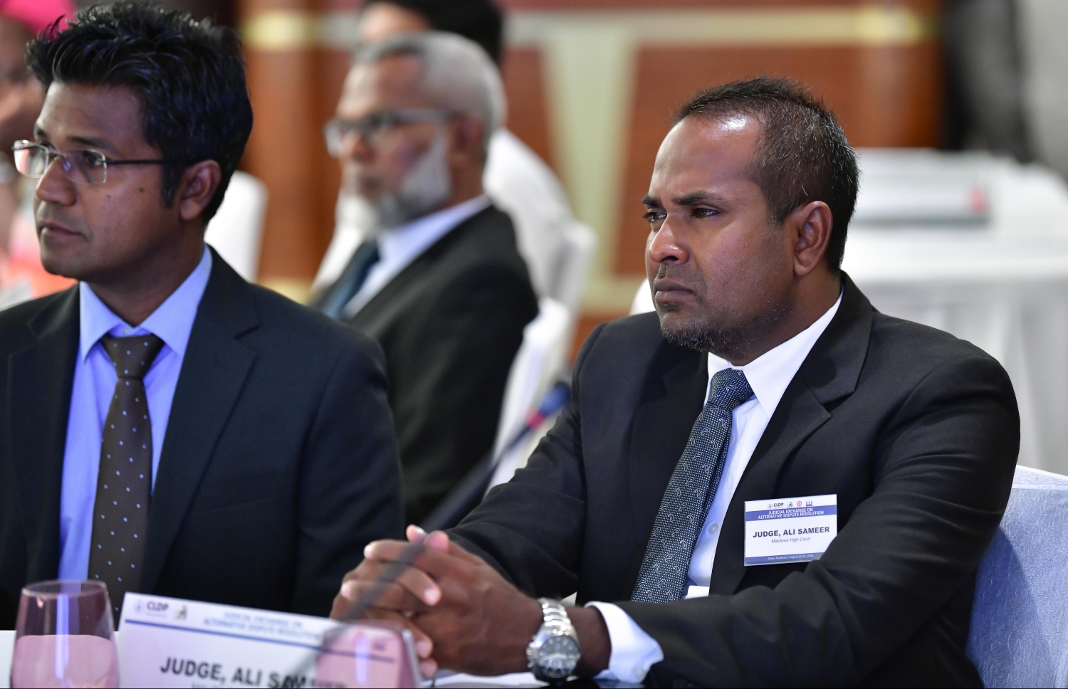 މާލެ: އޮގަސްޓް 24، 2019: ޖުޑީޝަލް އެކްސްޗޭންޖް އޮން އަލްޓަނޭޓިވް ޑިސްޕިއުޓް ރިޒޮލިއުޝަން ކޮންފަރެންސްގެ ނަމުގައި ބޭރުގެ ފަރާތްތަކުން ރާއްޖޭގައި ކުރިއަށް ގެންދާ ކޮންފަރެންސް ހުޅުވުމުގެ ރަސްމިއްޔާތުގައި ބައެއް ފަނޑިޔާރުން ބައިވެރިޑައިގަންނަވަނީ.-- ފޮޓޯ: ނިޝާން އަލީ /މިހާރު