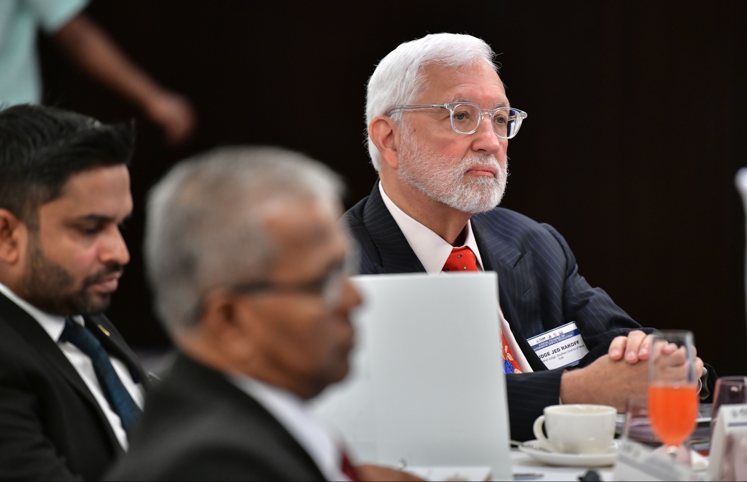 މާލެ: އޮގަސްޓް 24، 2019: ޖުޑީޝަލް އެކްސްޗޭންޖް އޮން އަލްޓަނޭޓިވް ޑިސްޕިއުޓް ރިޒޮލިއުޝަން ކޮންފަރެންސްގެ ނަމުގައި ބޭރުގެ ފަރާތްތަކުން ރާއްޖޭގައި ކުރިއަށް ގެންދާ ކޮންފަރެންސް ހުޅުވުމުގެ ރަސްމިއްޔާތުގައި ބައެއް ބޭފުޅުންް ބައިވެރިޑައިގަންނަވަނީ.-- ފޮޓޯ: ނިޝާން އަލީ /މިހާރު