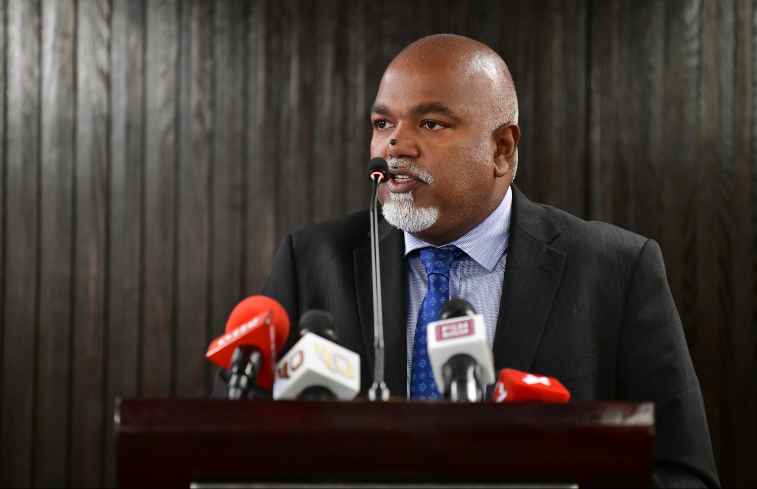 މާލެ: އޮގަސްޓް 24، 2019: ޖުޑީޝަލް އެކްސްޗޭންޖް އޮން އަލްޓަނޭޓިވް ޑިސްޕިއުޓް ރިޒޮލިއުޝަން ކޮންފަރެންސްގެ ނަމުގައި ބޭރުގެ ފަރާތްތަކުން ރާއްޖޭގައި ކުރިއަށް ގެންދާ ކޮންފަރެންސް ހުޅުވުމުގެ ރަސްމިއްޔާތުގައި ވަކީލް ޝަހުދީ އަންވަރް(ކ) ބައިވެރިޑައިގަންނަވަނީ.-- ފޮޓޯ: ނިޝާން އަލީ /މިހާރު