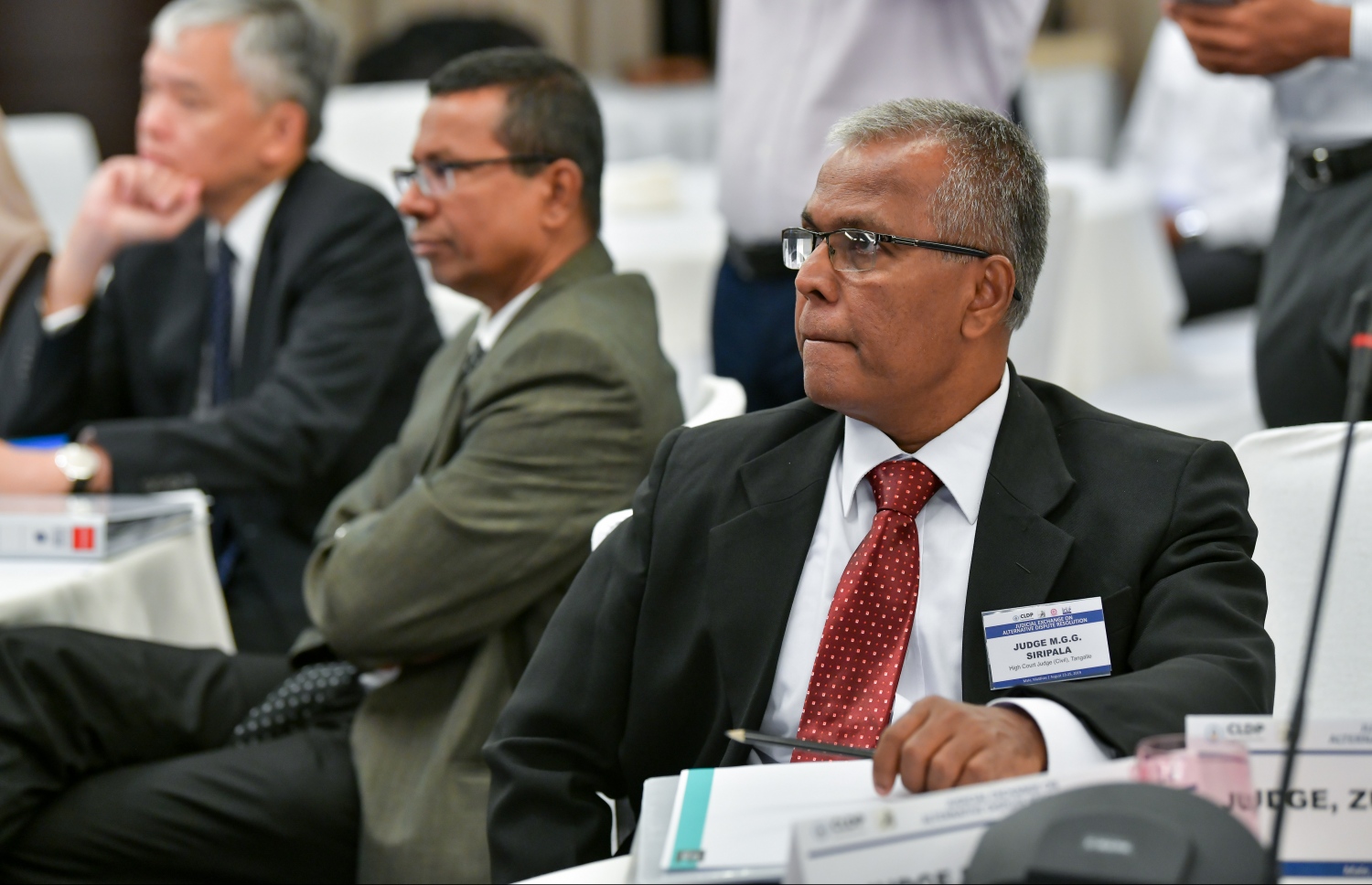 މާލެ: އޮގަސްޓް 24، 2019: ޖުޑީޝަލް އެކްސްޗޭންޖް އޮން އަލްޓަނޭޓިވް ޑިސްޕިއުޓް ރިޒޮލިއުޝަން ކޮންފަރެންސްގެ ނަމުގައި ބޭރުގެ ފަރާތްތަކުން ރާއްޖޭގައި ކުރިއަށް ގެންދާ ކޮންފަރެންސް ހުޅުވުމުގެ ރަސްމިއްޔާތުގައި ބައެއް ބޭފުޅުން ބައިވެރިޑައިގަންނަވަނީ.-- ފޮޓޯ: ނިޝާން އަލީ /މިހާރު