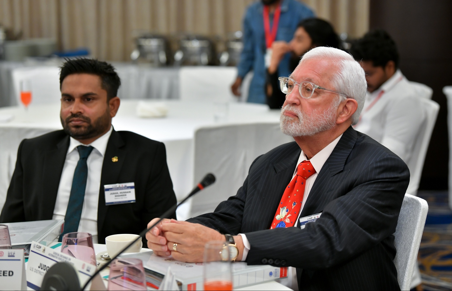 މާލެ: އޮގަސްޓް 24، 2019: ޖުޑީޝަލް އެކްސްޗޭންޖް އޮން އަލްޓަނޭޓިވް ޑިސްޕިއުޓް ރިޒޮލިއުޝަން ކޮންފަރެންސްގެ ނަމުގައި ބޭރުގެ ފަރާތްތަކުން ރާއްޖޭގައި ކުރިއަށް ގެންދާ ކޮންފަރެންސް ހުޅުވުމުގެ ރަސްމިއްޔާތުގައި ބައެއް ބޭފުޅުން ބައިވެރިޑައިގަންނަވަނީ.-- ފޮޓޯ: ނިޝާން އަލީ /މިހާރު