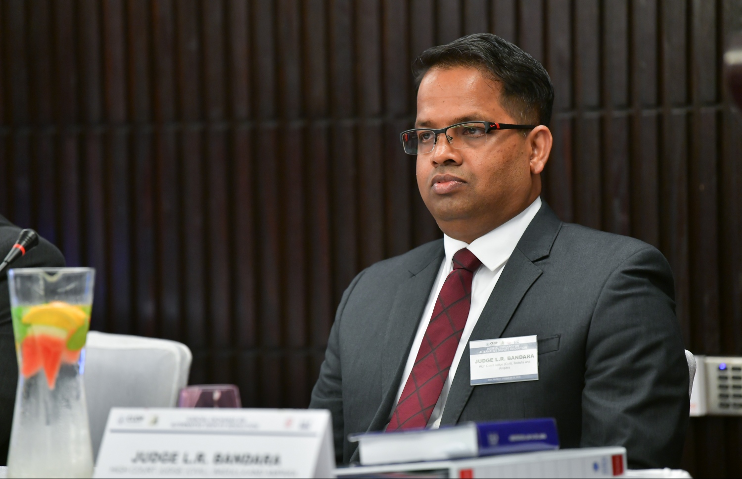 މާލެ: އޮގަސްޓް 24، 2019: ޖުޑީޝަލް އެކްސްޗޭންޖް އޮން އަލްޓަނޭޓިވް ޑިސްޕިއުޓް ރިޒޮލިއުޝަން ކޮންފަރެންސްގެ ނަމުގައި ބޭރުގެ ފަރާތްތަކުން ރާއްޖޭގައި ކުރިއަށް ގެންދާ ކޮންފަރެންސް ހުޅުވުމުގެ ރަސްމިއްޔާތުގައި ބައެއް ބޭފުޅުން ބައިވެރިޑައިގަންނަވަނީ.-- ފޮޓޯ: ނިޝާން އަލީ /މިހާރު