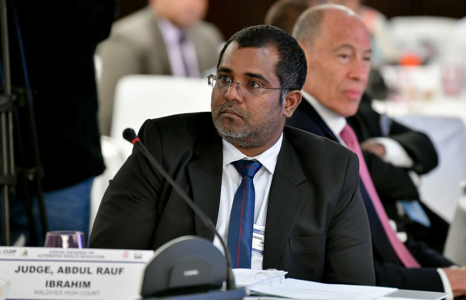 މާލެ: އޮގަސްޓް 24، 2019: ޖުޑީޝަލް އެކްސްޗޭންޖް އޮން އަލްޓަނޭޓިވް ޑިސްޕިއުޓް ރިޒޮލިއުޝަން ކޮންފަރެންސްގެ ނަމުގައި ބޭރުގެ ފަރާތްތަކުން ރާއްޖޭގައި ކުރިއަށް ގެންދާ ކޮންފަރެންސް ހުޅުވުމުގެ ރަސްމިއްޔާތުގައި ހައިކޯޓުގެ ފަނޑިޔާރު އަބްދުލް ރައުފް އިބްރާހިމް ބައިވެރިޑައިގަންނަވަނީ.-- ފޮޓޯ: ނިޝާން އަލީ /މިހާރު