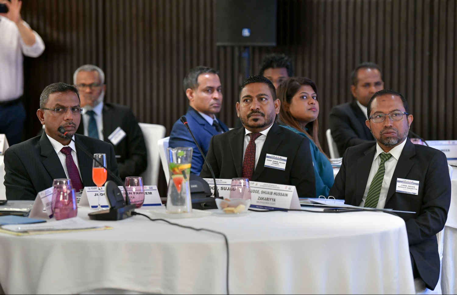 މާލެ: އޮގަސްޓް 24، 2019: ޖުޑީޝަލް އެކްސްޗޭންޖް އޮން އަލްޓަނޭޓިވް ޑިސްޕިއުޓް ރިޒޮލިއުޝަން ކޮންފަރެންސްގެ ނަމުގައި ބޭރުގެ ފަރާތްތަކުން ރާއްޖޭގައި ކުރިއަށް ގެންދާ ކޮންފަރެންސް ހުޅުވުމުގެ ރަސްމިއްޔާތުގައި ބައެއް ފަނޑިޔާރުން ބައިވެރިޑައިގަންނަވަނީ.-- ފޮޓޯ: ނިޝާން އަލީ /މިހާރު