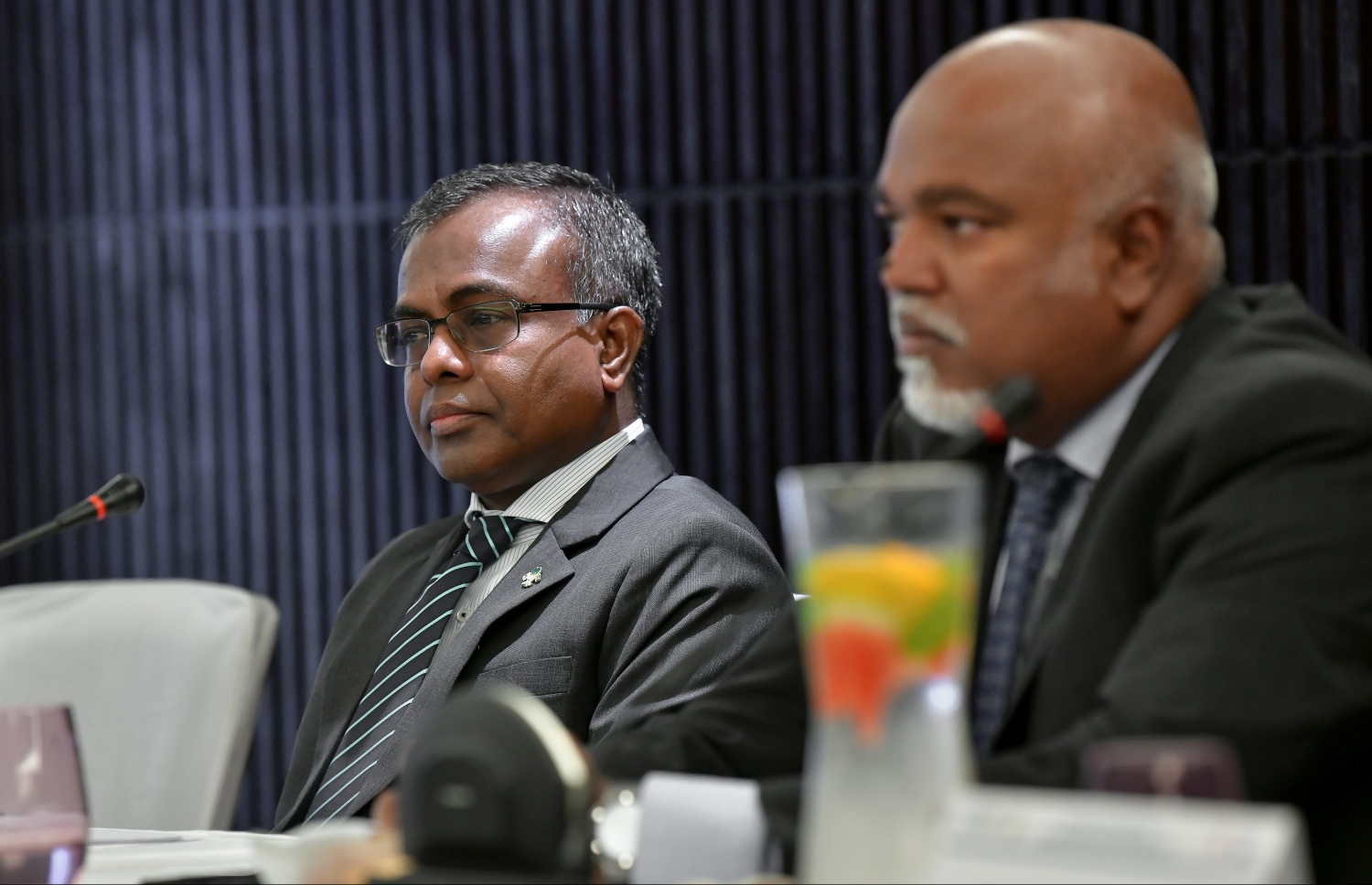 މާލެ: އޮގަސްޓް 24، 2019: ޖުޑީޝަލް އެކްސްޗޭންޖް އޮން އަލްޓަނޭޓިވް ޑިސްޕިއުޓް ރިޒޮލިއުޝަން ކޮންފަރެންސްގެ ނަމުގައި ބޭރުގެ ފަރާތްތަކުން ރާއްޖޭގައި ކުރިއަށް ގެންދާ ކޮންފަރެންސް ހުޅުވުމުގެ ރަސްމިއްޔާތުގައި އުއްތަމަ ފަނޑިޔާރު ޑރ. އަހުމަދު އަބްދުﷲ ދީދީ(ވ) އަދި ވަކީލް ޝަހުދީ އަންވަރް(ކ) ބައިވެރިޑައިގަންނަވަނީ.-- ފޮޓޯ: ނިޝާން އަލީ /މިހާރު