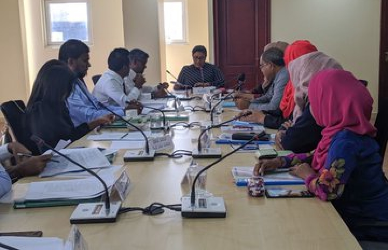 ކޮމިޓީގެ މެމްބަރުންގެ ސުވާލުތަކަށް އެޗްއާރުސީއެމްގެ މެމްބަރުން ޖަވާބު ދެއްވަނީ. --ފޮޓޯ/މަޖިލީސް