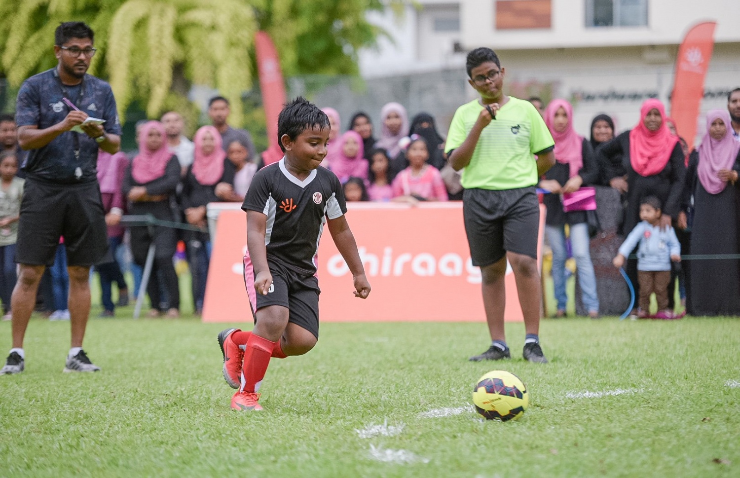 ޕްރީ ސްކޫލުތަކަށް ހާއްސަކޮށް ބާއްވާ ފުޓްބޯޅަ މުބާރާތުގައި ކުދިންތަކެއް ކުޅޭނީ--ފޮޓޯ:ދިރާގު